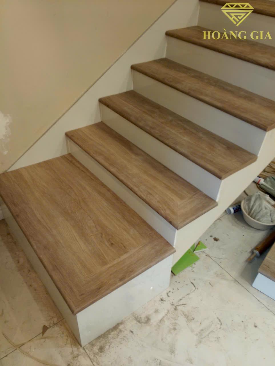 Cách Vệ Sinh Mặt Bậc Nhựa Giả Gỗ Đúng Chuẩn – Giữ Màu Bền 3-5 Năm