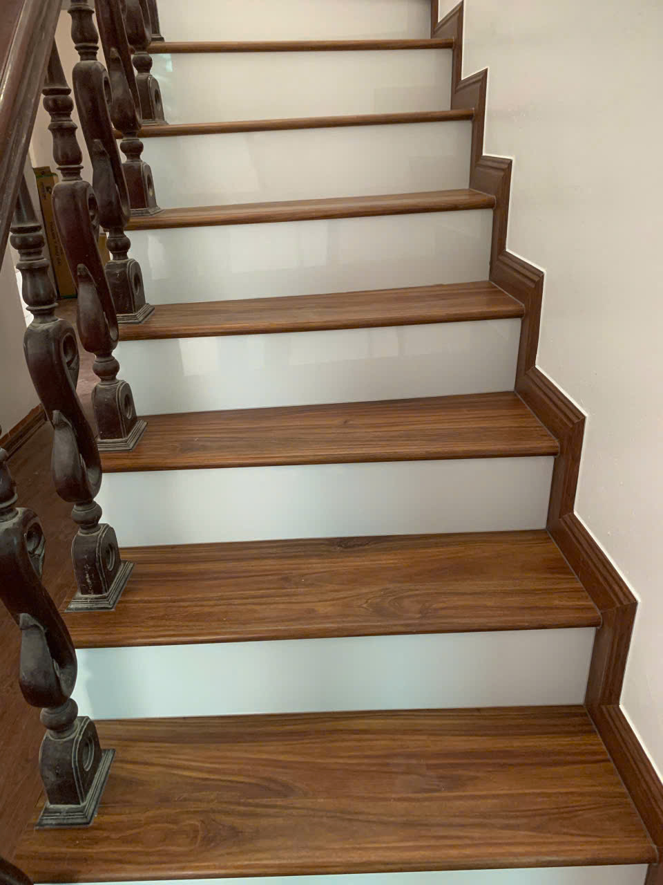 Cải Tạo Cầu Thang Cũ Bằng Mặt Bậc Nhựa Giả Gỗ – Giải Pháp Đẹp, Bền, Tiết Kiệm
