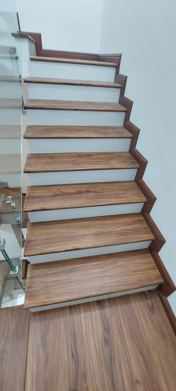 Cải Tạo Cầu Thang Đá Bằng Mặt Bậc Nhựa Giả Gỗ – Giải Pháp Đẹp, Bền Và Tiết Kiệm
