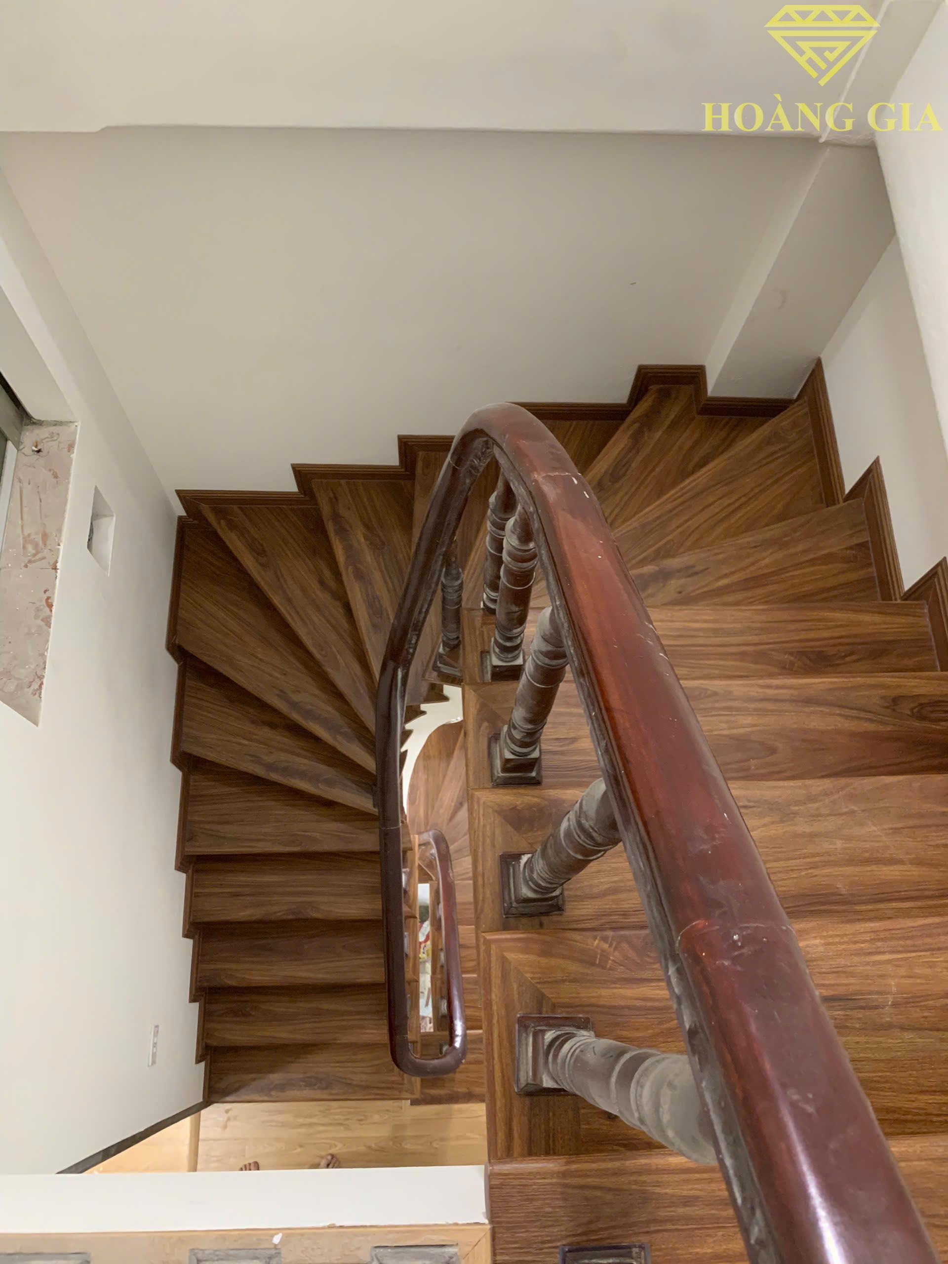 Công trình thi công mặt bậc cầu thang nhựa giả gỗ – Giải pháp bền đẹp cho không gian hiện đại
