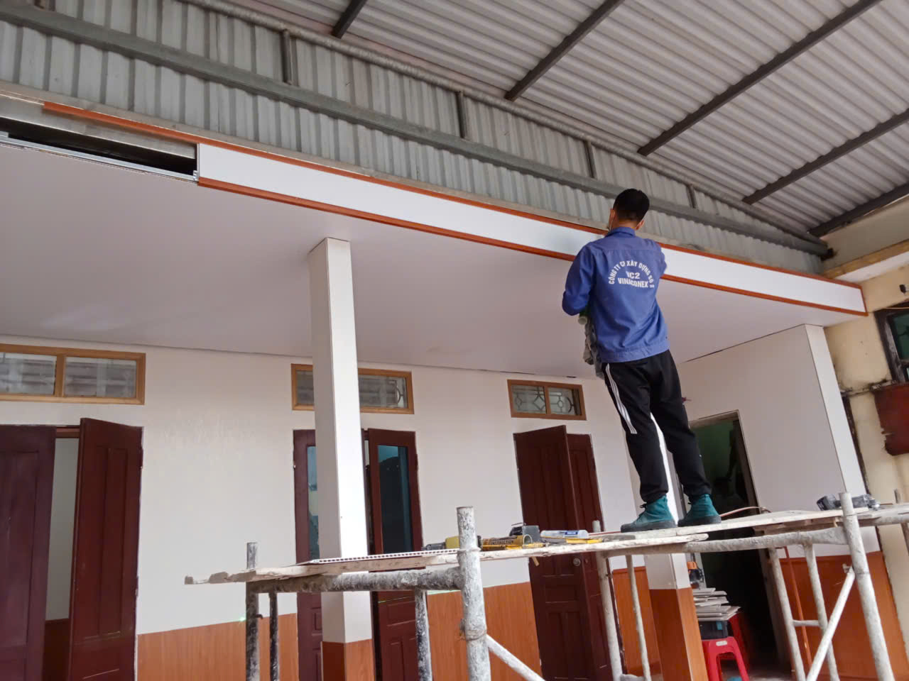 HÔ BIẾN NHÀ CŨ THÀNH NHÀ MỚI VỚI TẤM ỐP NHỰA PVC!