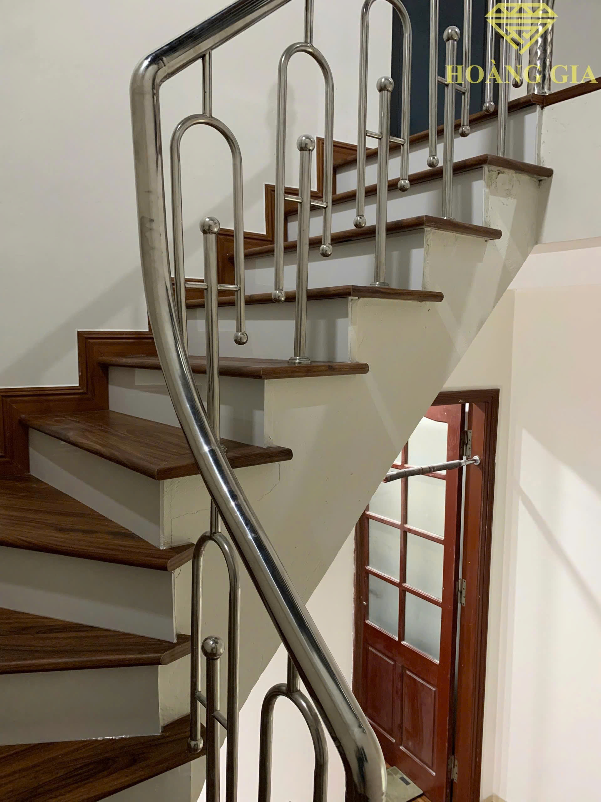 Hoàn Thiện Nhà Mới Với Mặt Bậc Cầu Thang Nhựa Giả Gỗ – Giải Pháp Hiện Đại, Tiết Kiệm