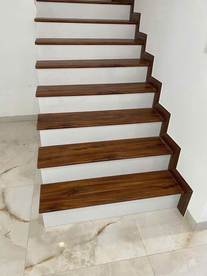 KHÔNG NÊN LÀM MẶT BẬC NHỰA GIẢ GỖ TRONG NHỮNG TRƯỜNG HỢP NÀO?