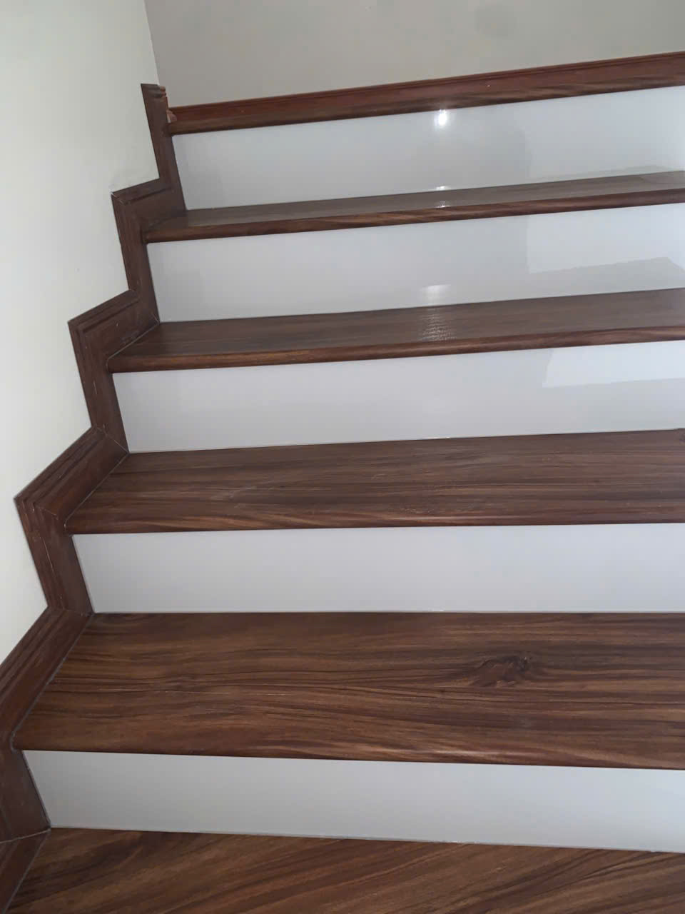 Mặt Bậc Cầu Thang Nhựa Giả Gỗ – Giải Pháp Đẹp, Bền, Giá Tốt Cho Mọi Công Trình