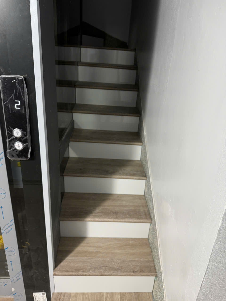 Mặt bậc nhựa giả gỗ - phương án tối ưu cho cầu thang cải tạo làm thang máy