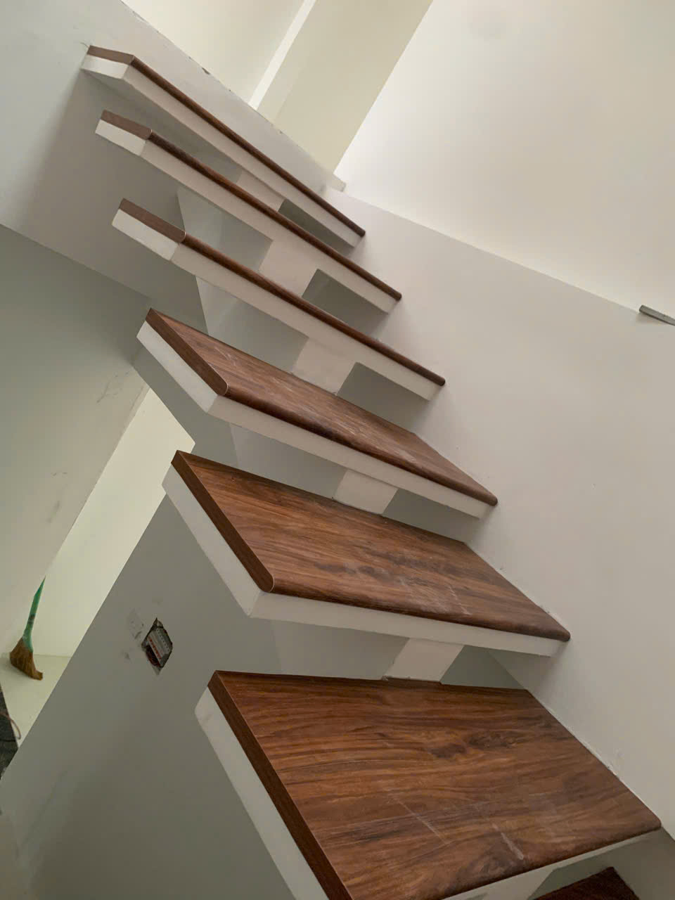 MẶT BẬC NHỰA GIẢ GỖ SPC ĐẶC MÀU 18 TẠI ĐỊNH CÔNG HÀ NỘI