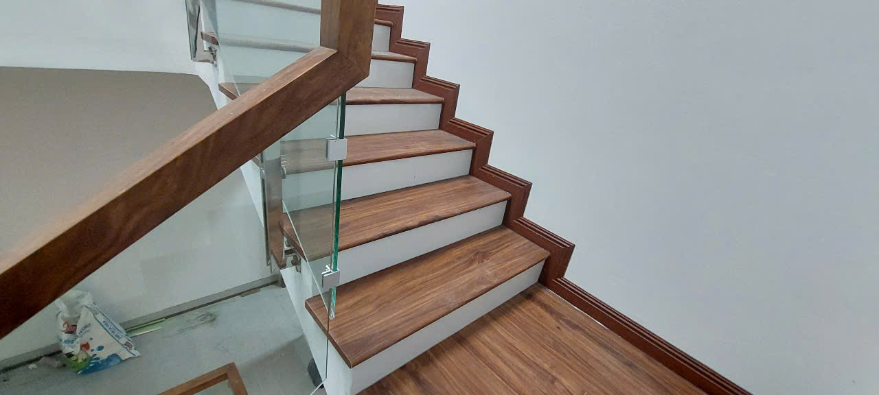 MẶT BẬC NHỰA SPC – GIẢI PHÁP HOÀN HẢO CHO CẦU THANG HIỆN ĐẠI