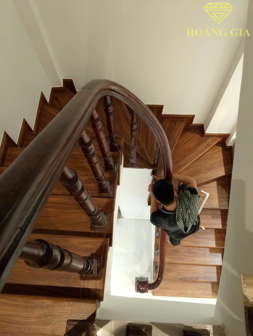 Ốp cầu thang nhựa giả gỗ – Giải pháp hiện đại, bền đẹp cho ngôi nhà