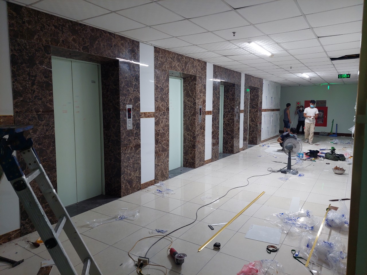 Ốp Sảnh Thang Máy Bằng Tấm Ốp Nhựa PVC – Giải Pháp Hiện Đại, Tiết Kiệm Và Sang Trọng