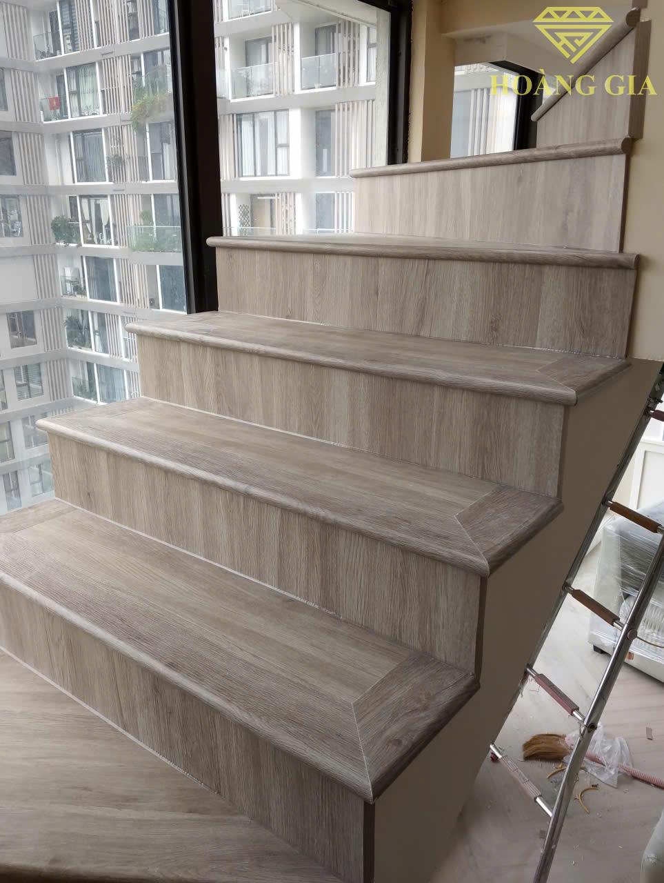 THÁO MẶT BẬC GỖ – THAY MẶT BẬC NHỰA GIẢ GỖ HIỆN ĐẠI, BỀN ĐẸP HƠN