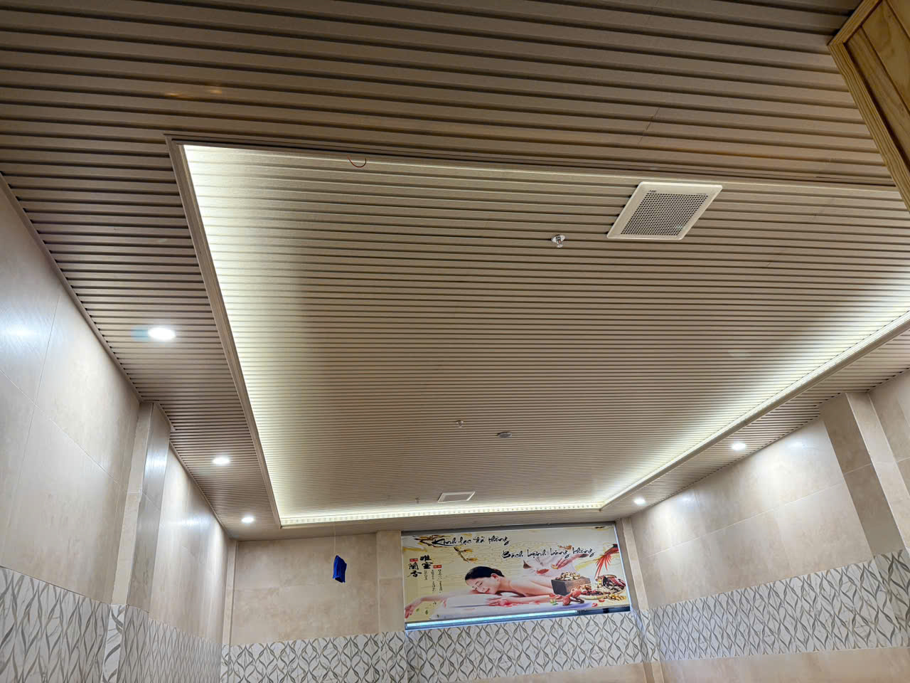 Thi Công Trần Nhựa Lam Sóng Cho Spa – Giải Pháp Tối Ưu Nâng Tầm Không Gian Thư Giãn