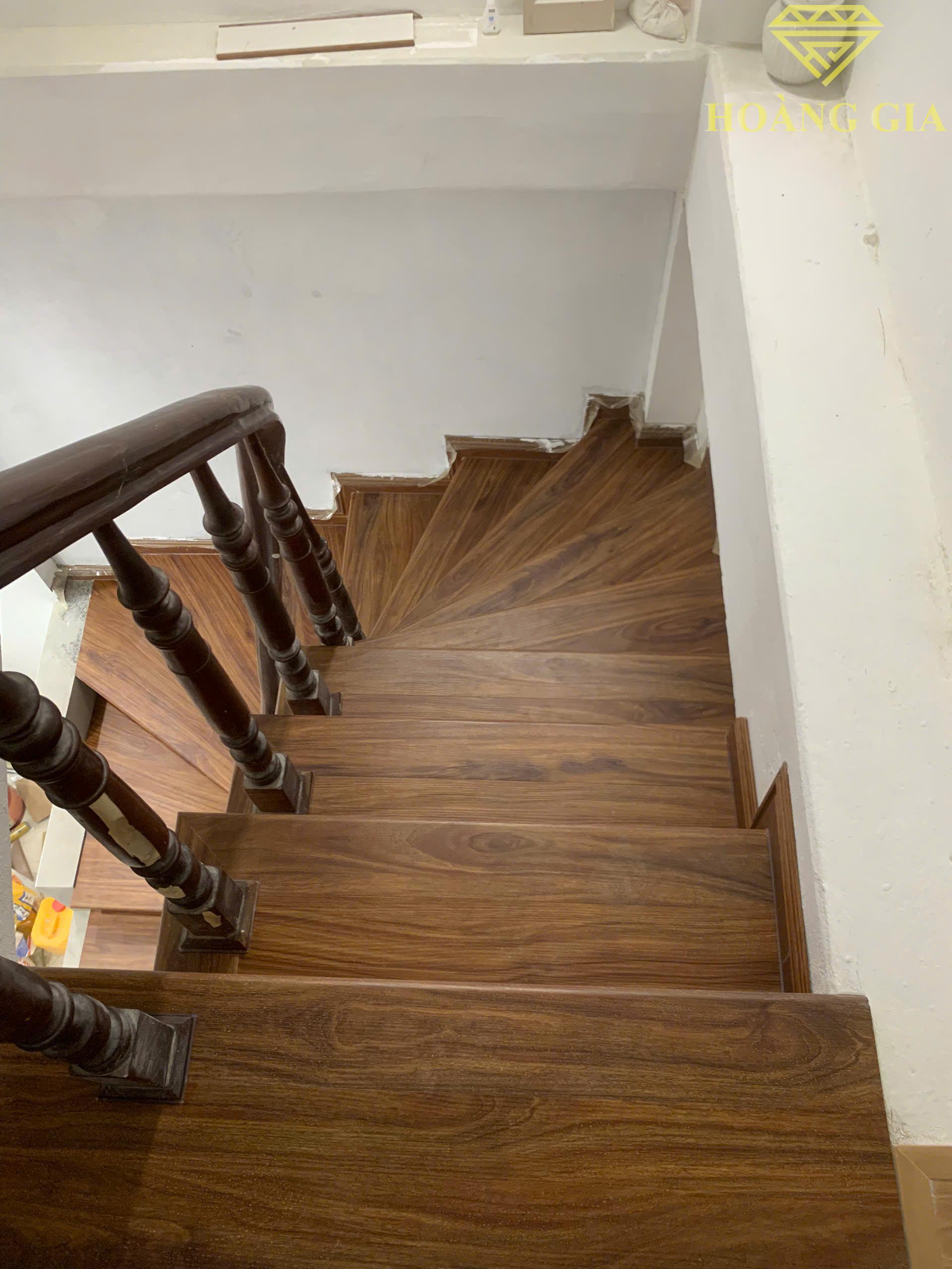 Top 5 lý do bạn nên dùng nhựa giả gỗ cho cầu thang thay vì lát gỗ thật