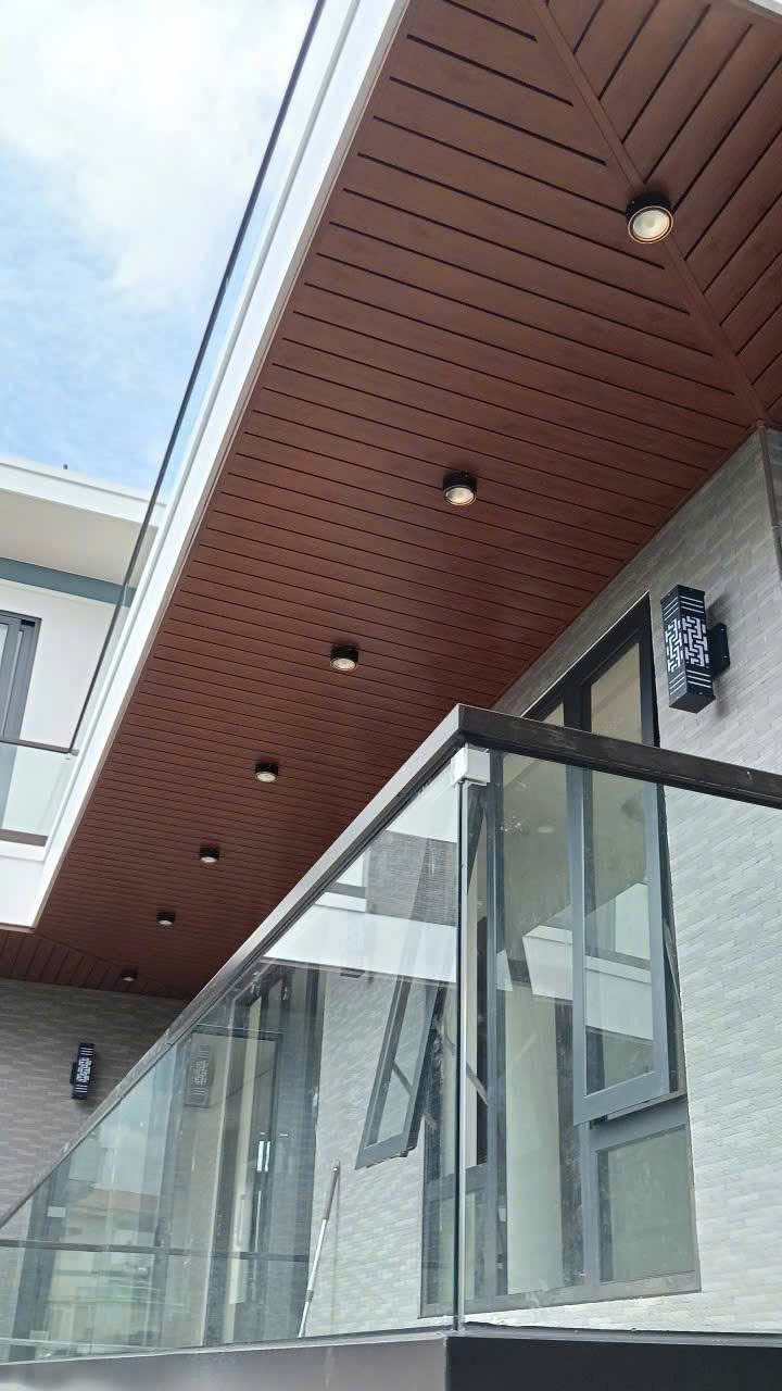 Trần Nhôm Ngoài Trời – Giải Pháp Bền Vững, Thẩm Mỹ Cho Mọi Công Trình