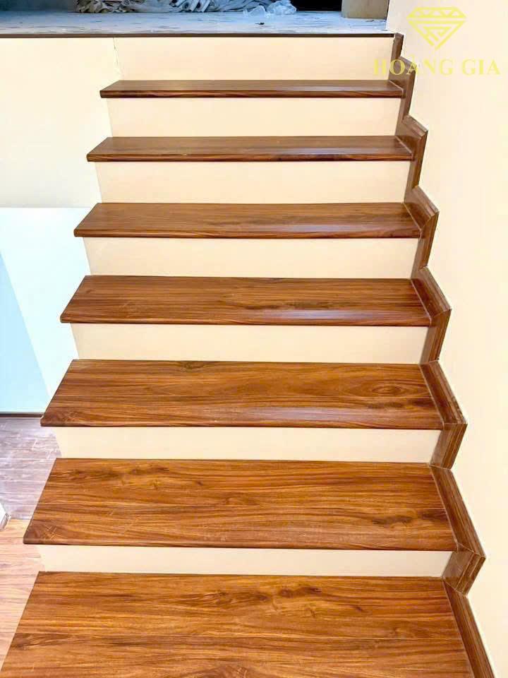 VÌ SAO NÊN SỬ DỤNG MẶT BẬC CẦU THANG NHỰA GIẢ GỖ?