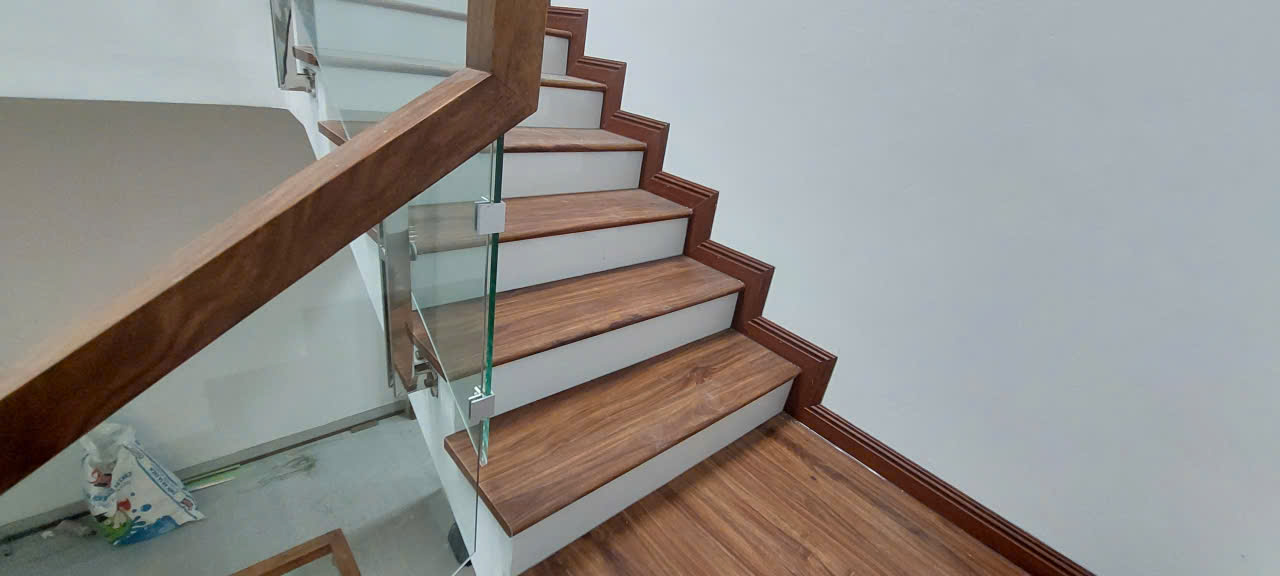 VÌ SAO NÊN SỬ DỤNG MẶT BẬC NHỰA GIẢ GỖ?