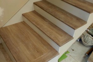 Cách Vệ Sinh Mặt Bậc Nhựa Giả Gỗ Đúng Chuẩn – Giữ Màu Bền 3-5 Năm