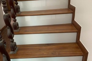 Cải Tạo Cầu Thang Cũ Bằng Mặt Bậc Nhựa Giả Gỗ – Giải Pháp Đẹp, Bền, Tiết Kiệm