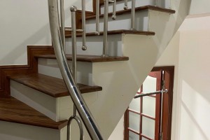 Hoàn Thiện Nhà Mới Với Mặt Bậc Cầu Thang Nhựa Giả Gỗ – Giải Pháp Hiện Đại, Tiết Kiệm