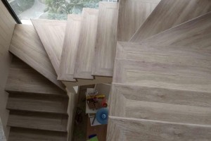 CÔNG TRÌNH THI CÔNG MẶT BẬC CẦU THANG NHỰA GIẢ GỖ – GIẢI PHÁP HOÀN HẢO CHO KHÔNG GIAN HIỆN ĐẠI