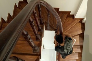 Ốp cầu thang nhựa giả gỗ – Giải pháp hiện đại, bền đẹp cho ngôi nhà