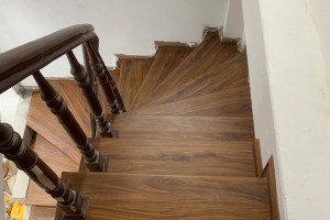 Top 5 lý do bạn nên dùng nhựa giả gỗ cho cầu thang thay vì lát gỗ thật