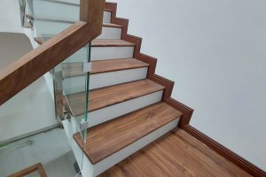 VÌ SAO NÊN SỬ DỤNG MẶT BẬC NHỰA GIẢ GỖ?